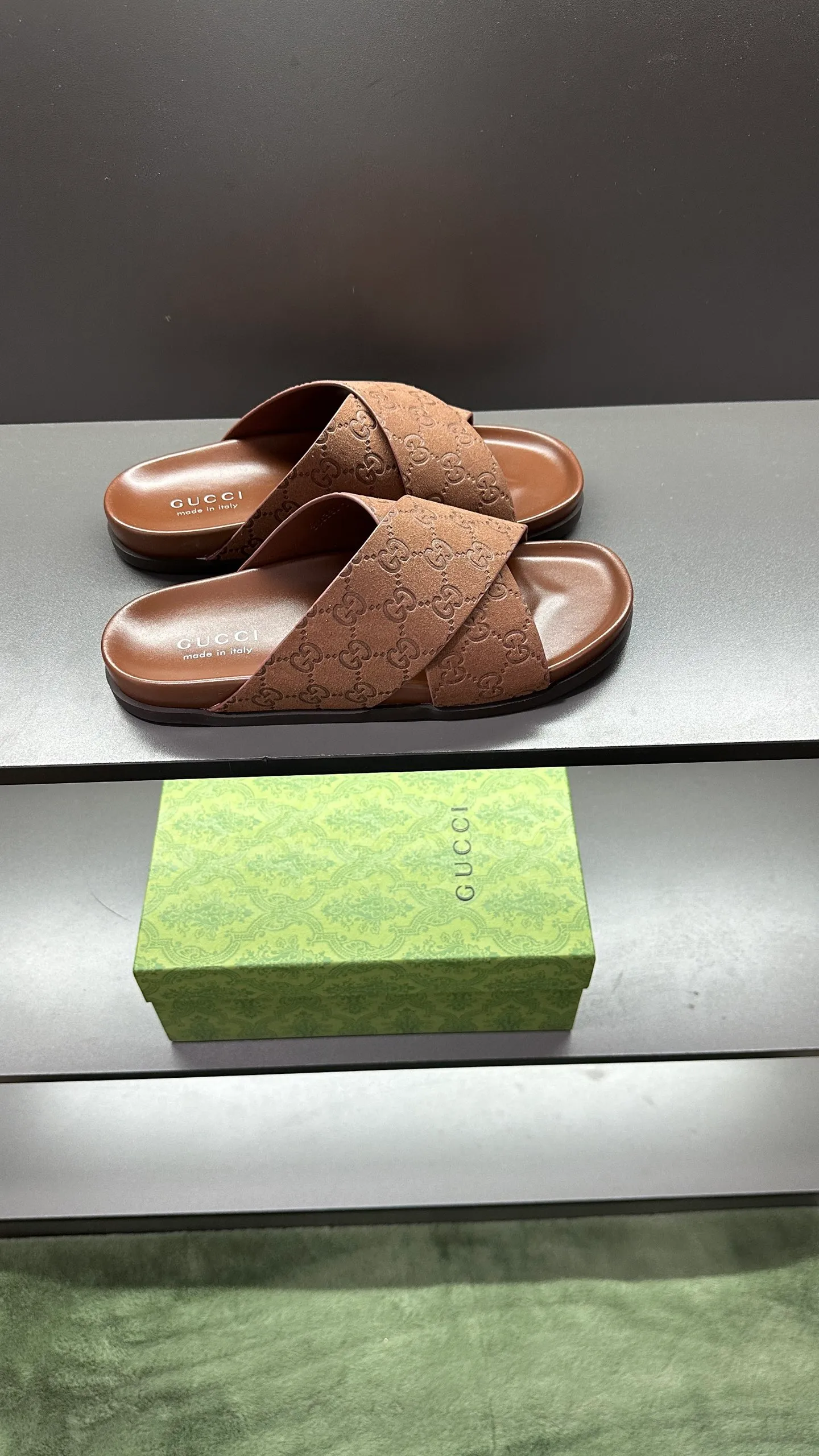 [G Home New Style] P: 300💰Men's size 39~45, (46. Customized) This slipper is made of GG polyester fiber and is decorated with a Gucci label on the front, which adds a striking logo feel to the style. "Gucci Made in Italy" stamped label Rubber sole Flat Made in Italy
